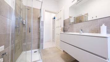 Suihku, hiustenkuivaaja, pyyhkeet