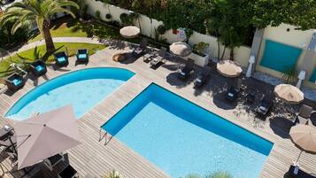 Casa | Piscina | Una piscina al aire libre, una piscina climatizada