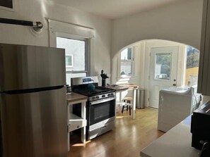 Jääkaappi, mikroaaltouuni, uuni, liesi