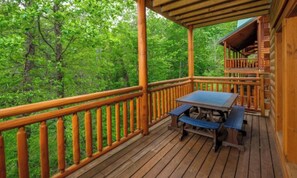 Outdoor dining - Emerald and Evergreen at Sherwood – 6BR Luxury Cabin with Pool and Theater (Pigeon Forge)