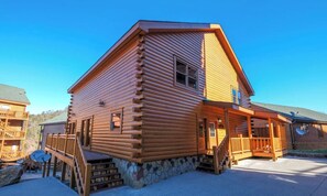Exterior - Splash ’N Mountain Lookout – 5BR Cabin with Private Pool, Theater and Views (Sevierville)