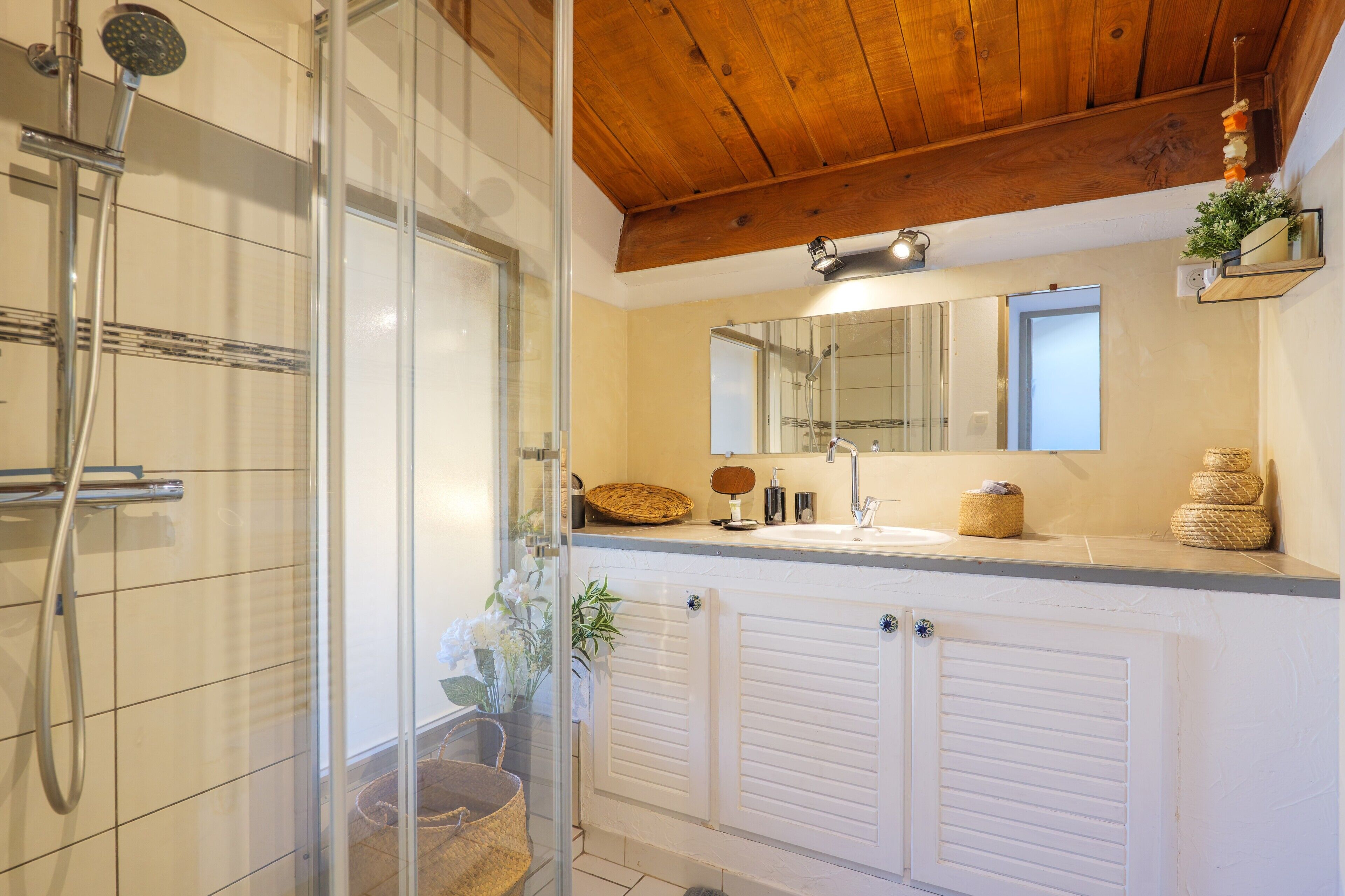 Dusche, kostenlose Toilettenartikel, Haartrockner