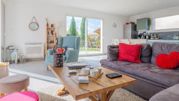 Télévision, lecteur de DVD, table de tennis de table