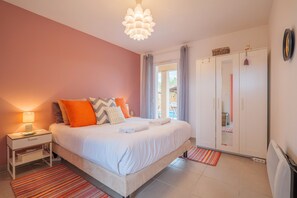 3 bedrooms, iron/ironing board, WiFi, bed sheets