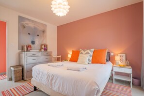 3 bedrooms, iron/ironing board, WiFi, bed sheets