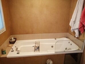 Baignoire à jets, sèche-cheveux, bidet, papier toilette