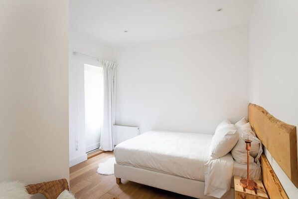 2 bedrooms, desk, iron/ironing board, Internet