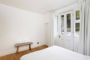 2 bedrooms, desk, iron/ironing board, bed sheets