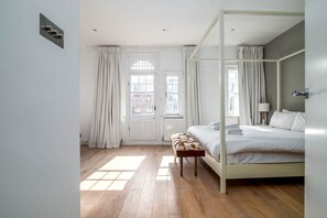 2 bedrooms, desk, iron/ironing board, bed sheets