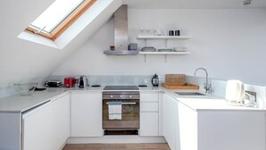 Kaffetrakter/tekoker, kjøleskap, mikrobølgeovn og ovn