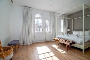 2 slaapkamers, een bureau, een strijkplank/strijkijzer, internet