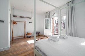 2 bedrooms, desk, iron/ironing board, bed sheets