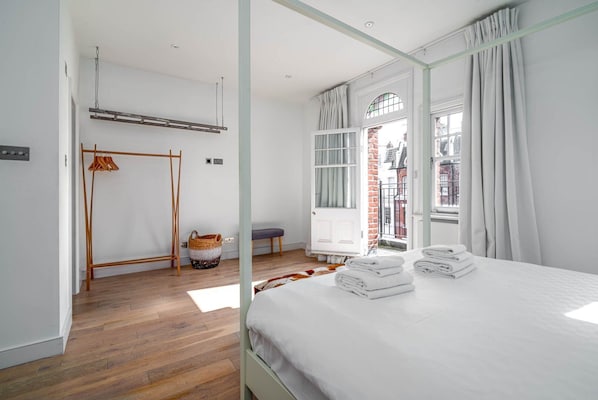 2 habitaciones, escritorio y tabla de planchar con plancha