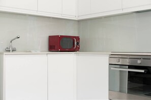 Refrigerador, microondas, horno, placa de cocina