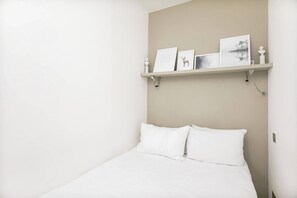 2 chambres, bureau, fer et planche à repasser, draps fournis