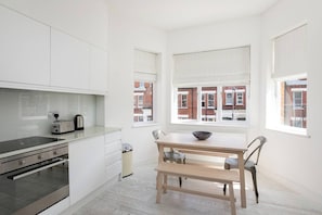 Fridge, microwave, oven, stovetop - GuestReady - Kensington charm (London)