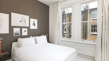 2 bedrooms, desk, iron/ironing board, bed sheets