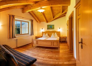 3 bedrooms, in-room safe, WiFi, bed sheets