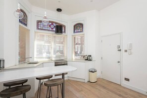 Frigorífico, microondas, horno y placa de cocina