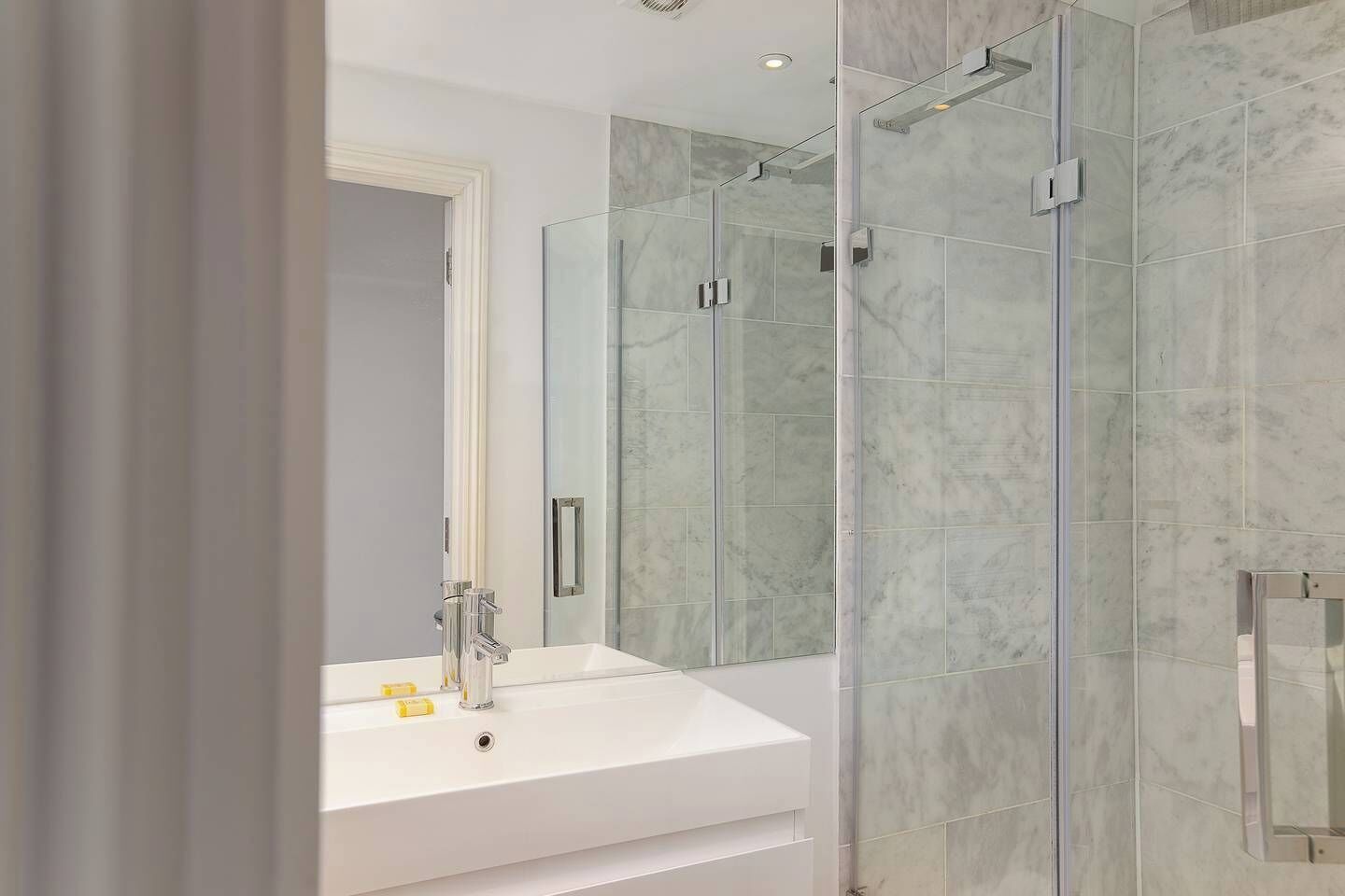 تجهيزات دش، مجففات شعر، مناشف