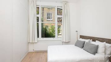 2 bedrooms, desk, iron/ironing board, bed sheets