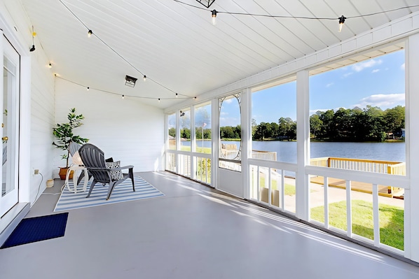 Outdoor dining - Scenic Lakefront Home - Family, Pets Friendly, Close to Robins AFB (Warner Robins)