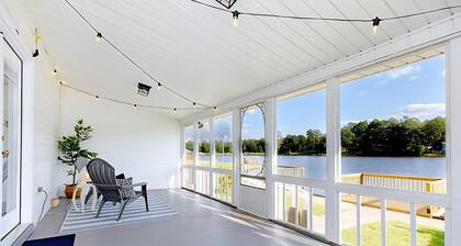 Scenic Lakefront Home - Family, Pets Friendly, Close to Robins AFB