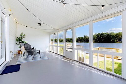 Scenic Lakefront Home - Family, Pets Friendly, Close to Robins AFB