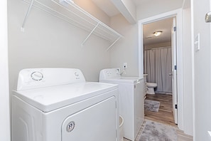 SĂšche-cheveux, serviettes fournies, savon, papier toilette