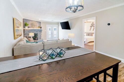 Scenic Lakefront Home - Family, Pets Friendly, Close to Robins AFB