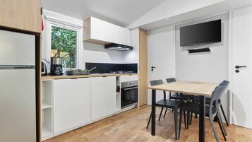 Frigorífico, microondas, horno y placa de cocina