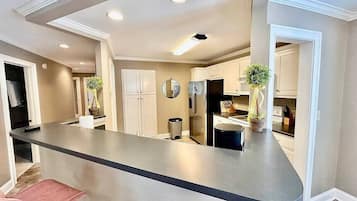 Fridge, microwave, stovetop, dishwasher