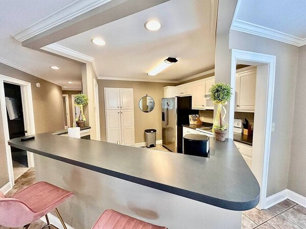 ثلاجة�، ميكروويف، موقد طهي مسطح، غسالة أطباق