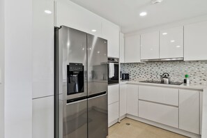 ثلاجة، ميكروويف، فرن، موقد طهي مسطح