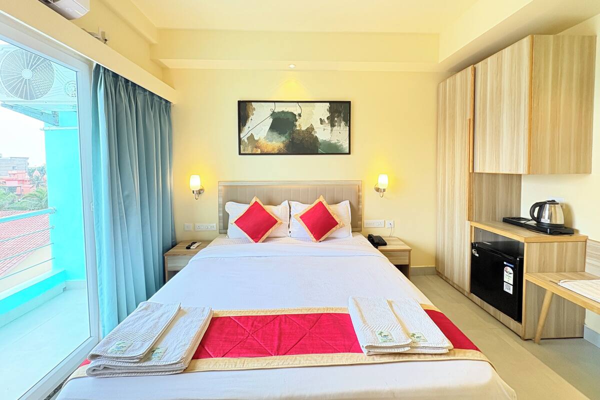 Deluxe Double Room, Sea View | WiFi (free), bed sheets