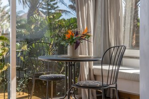 Dining - Vacation Apartment 'Suite Arte y Dragos' with Mountain View, Shared Terrace and Wi-Fi (San Bartolomé)