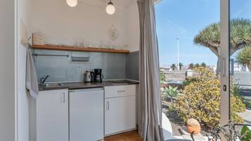 Frigorífico, placa de cocina, cafetera o tetera y hervidor eléctrico