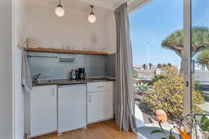 Frigorífico, placa de cocina, cafetera o tetera y hervidor eléctrico