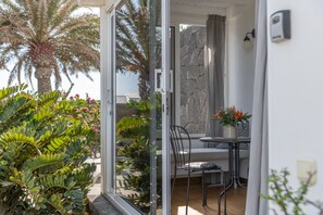 Outdoor dining - Vacation Apartment 'Suite Arte y Dragos' with Mountain View, Shared Terrace and Wi-Fi (San Bartolomé)