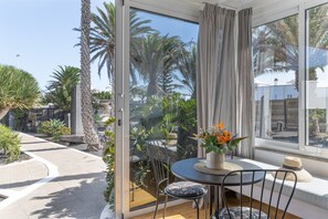 Dining - Vacation Apartment 'Suite Arte y Dragos' with Mountain View, Shared Terrace and Wi-Fi (San Bartolomé)