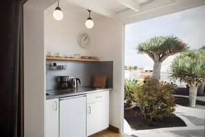 Geladeira, cooktop, cafeteira/chaleira, chaleira elétrica