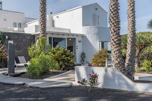 Exterior - Vacation Apartment 'Suite Arte y Dragos' with Mountain View, Shared Terrace and Wi-Fi (San Bartolomé)