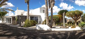 Exterior - Vacation Apartment 'Suite Arte y Dragos' with Mountain View, Shared Terrace and Wi-Fi (San Bartolomé)