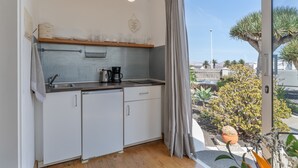 Una cocina pequeña con pileta, armarios y encimera.