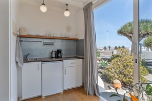 Fridge, stovetop, coffee/tea maker, electric kettle - Vacation Apartment 'Suite Arte y Dragos' with Mountain View, Shared Terrace and Wi-Fi (San Bartolomé)