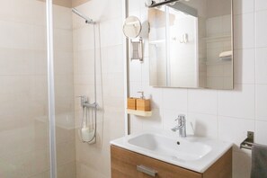 Dusche, Haartrockner, Handtücher