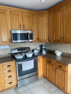 Frigorífic, microones, forn i placa de cuina