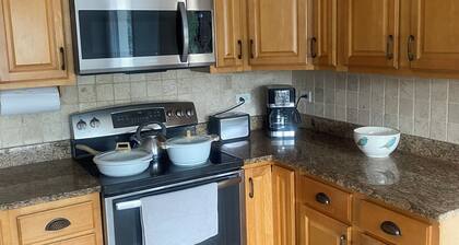Charming 3-bedroom house next to Six Flags and Military Base in Gurnee
