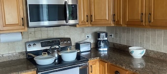 Charming 3-bedroom house next to Six Flags and Military Base in Gurnee