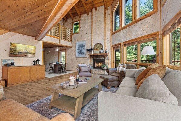 Smart TV, fireplace - Gated Resort Setting*WiFi*Spacious*Hot Tub (Sevierville)